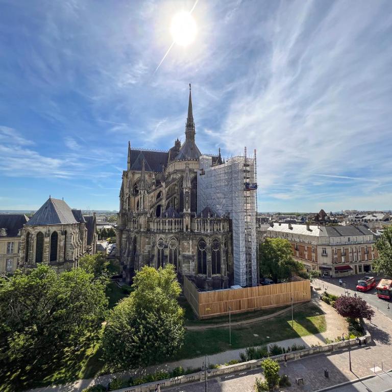Les Suites 7 Anges - Vue Cathédrale, Parking & Centre Historique Reims - Triplex Suite JEAN D'ORBAIS with Rooftop - 13