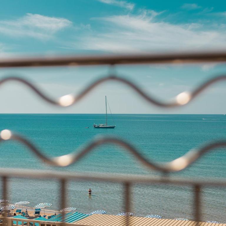 Hotel Riva Del Sole - Camera Matrimoniale con Vista Mare - 9
