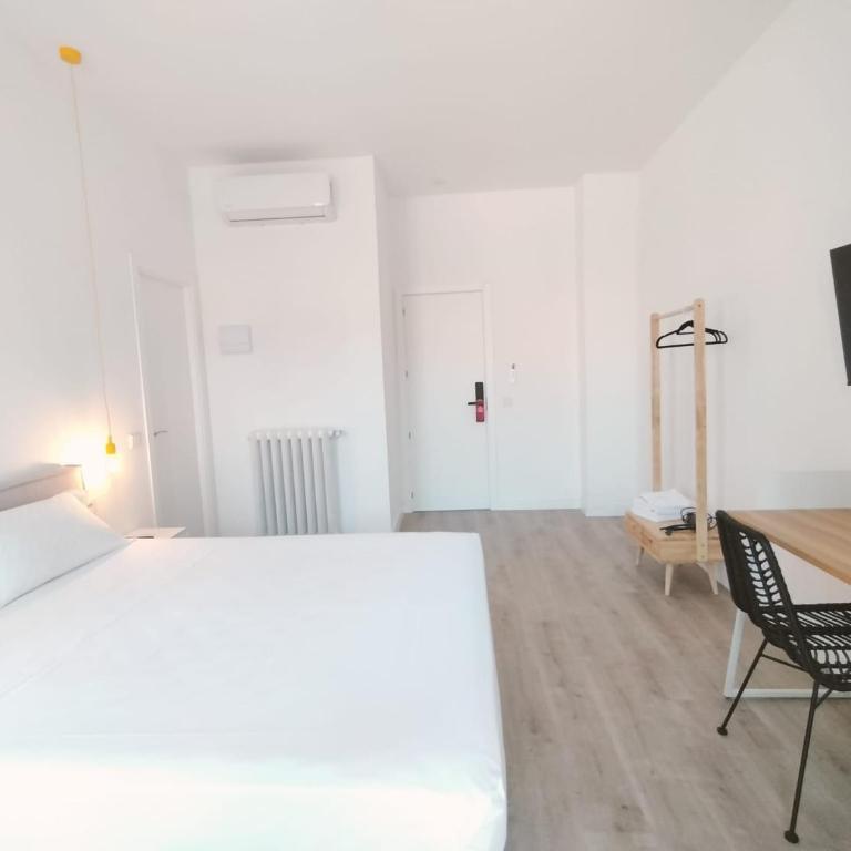 Hostal Manuela by gaiarooms - Deluxe Double Room - 1