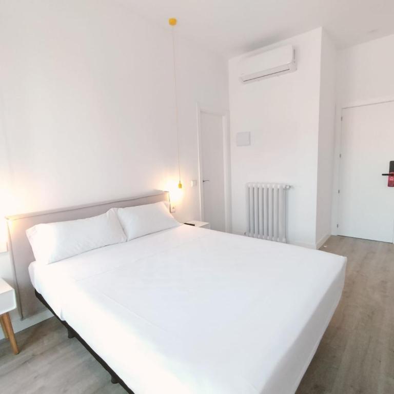 Hostal Manuela by gaiarooms - Deluxe Double Room - 7
