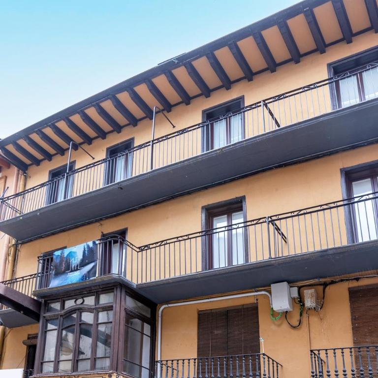 HERITAGE APARTMENTS CERDANYA al carrer Major i parking - Deluxe Apartment mit Balkon und 2 Schlafzimmern - 5