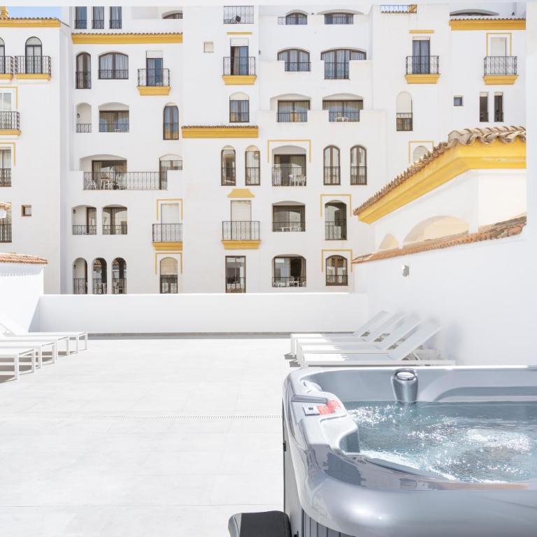 B51 Executive Flats Marbella - Apartamento Deluxe de 3 dormitorios con vistas a la ciudad y bañera de hidromasaje - 1