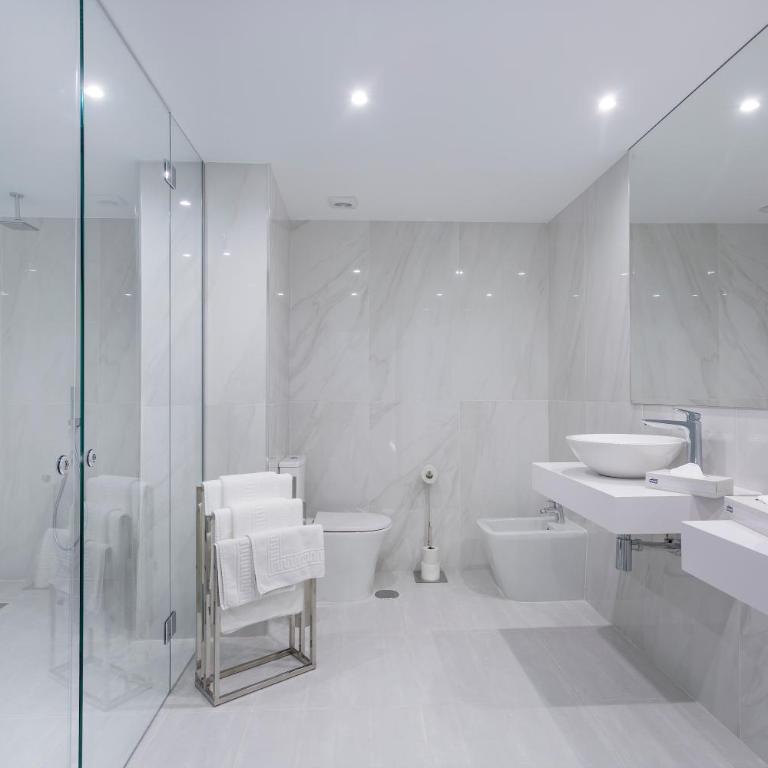 B51 Executive Flats Marbella - Apartamento Deluxe de 3 dormitorios con vistas al mar y bañera de hidromasaje - 9