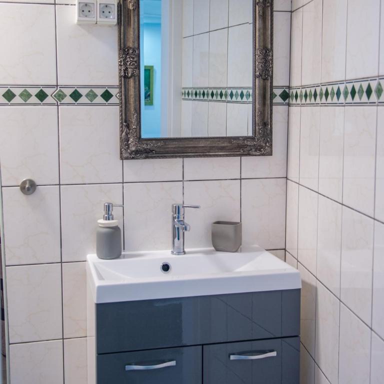 Studio Gallery - One-Bedroom Apartment - 13