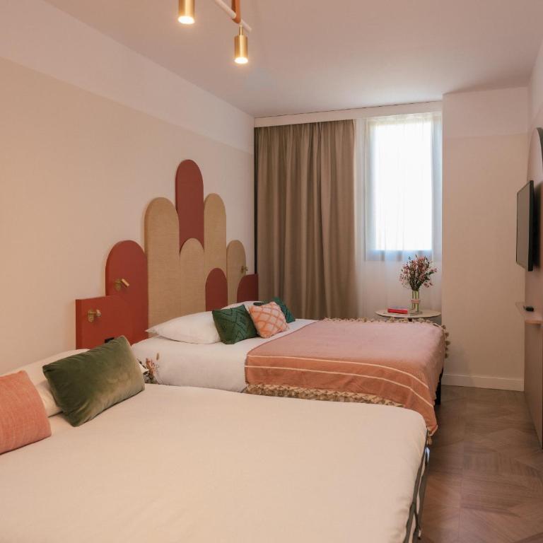 Ibis Styles Sevilla City Santa Justa - Family Room with double bed and sofa bed - 5