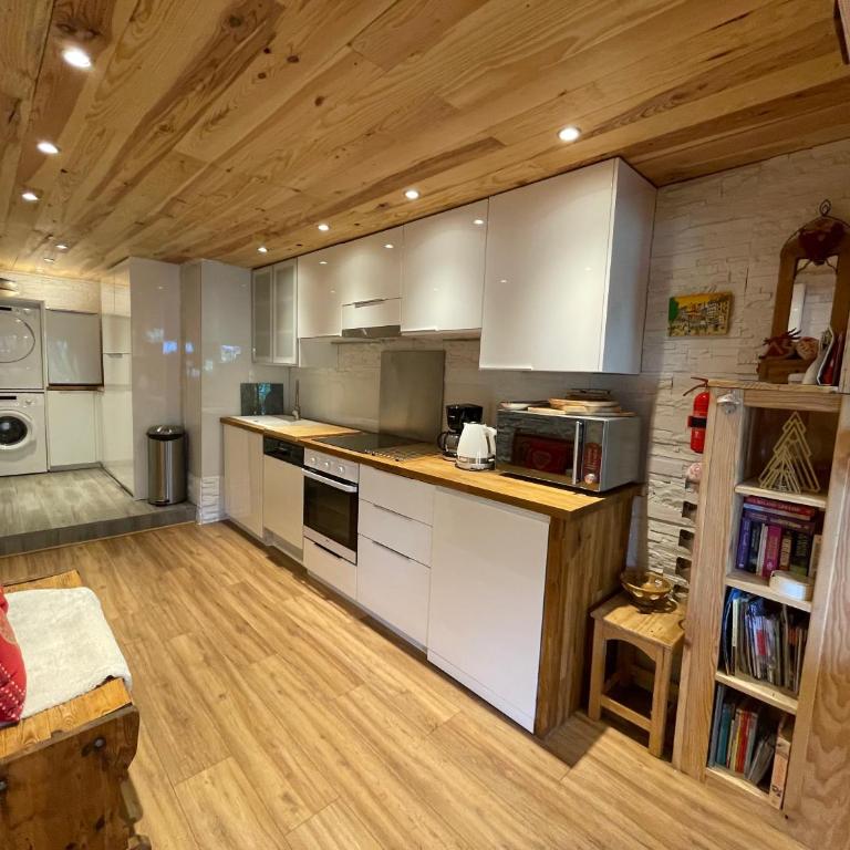 Chalet Le Doux Si, Large Self-Contained Apartment, 2km from Doucy-Combelouvière and close to Valmorel - Appartamento con 2 Camere da Letto - 8