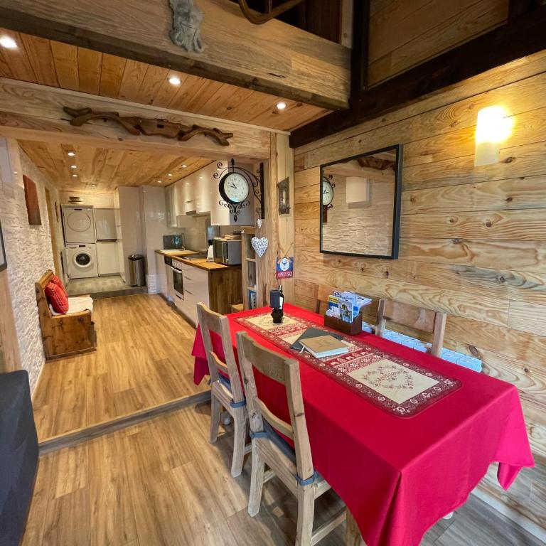 Chalet Le Doux Si, Large Self-Contained Apartment, 2km from Doucy-Combelouvière and close to Valmorel - Appartamento con 2 Camere da Letto - 5