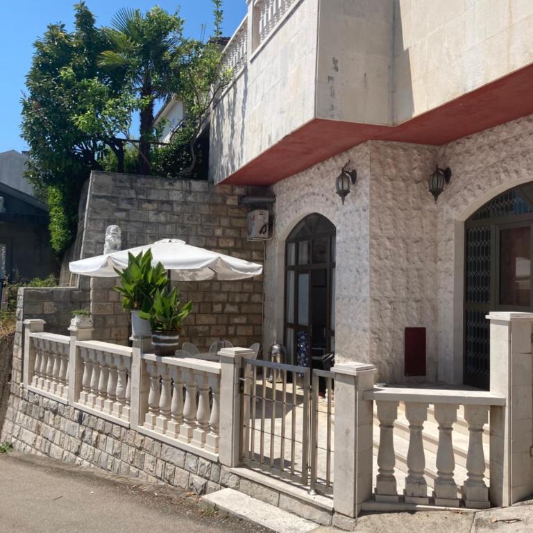 Guest House Vila Eli - Dvokrevetna Soba s Bračnim Krevetom, Zajedničkim Kupatilom i Pogledom na More - 1