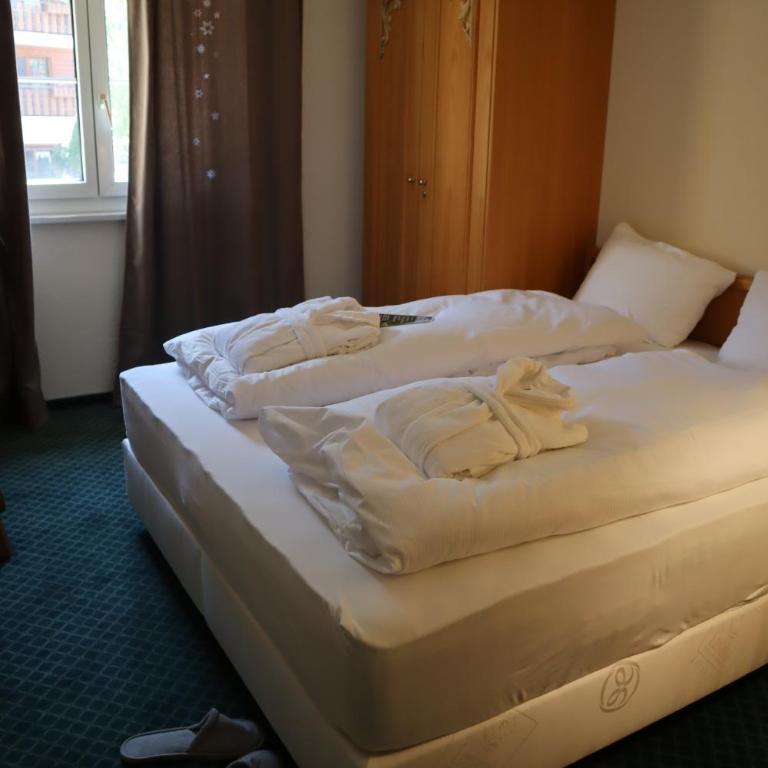 Grichting Hotel & Serviced Apartments - Zimmer mit Kingsize-Bett und Bergblick - 6