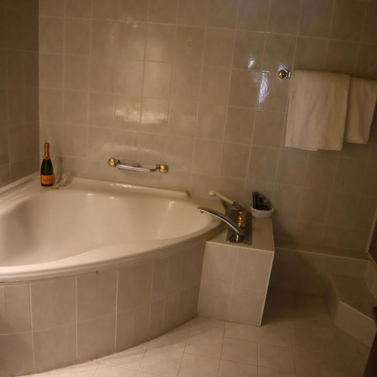 Grichting Hotel & Serviced Apartments - Suite mit Balkon - 5