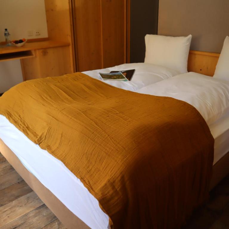 Grichting Hotel & Serviced Apartments - Zimmer mit Kingsize-Bett und Bergblick - 7