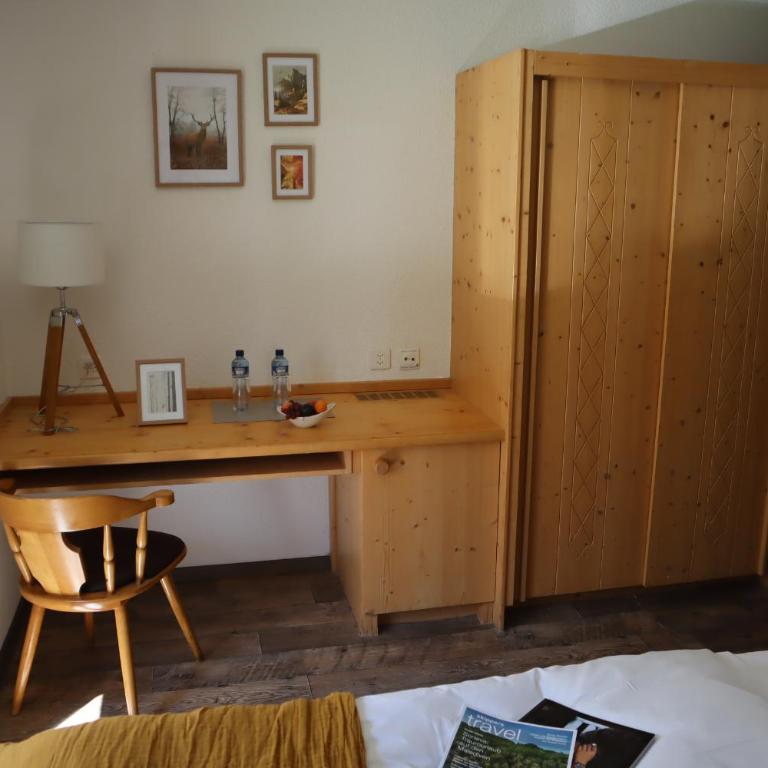 Grichting Hotel & Serviced Apartments - Zimmer mit Kingsize-Bett und Bergblick - 8