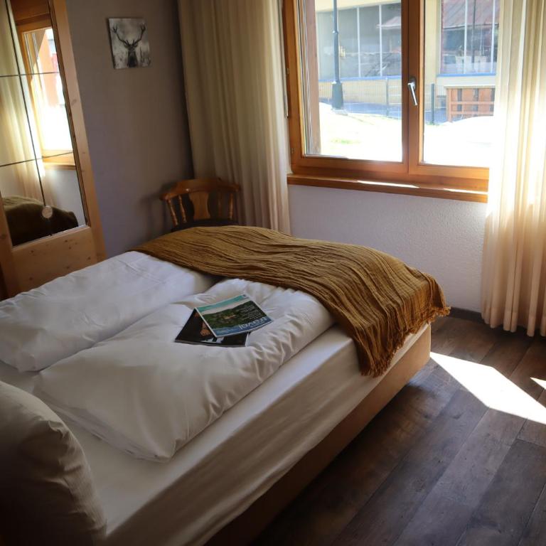 Grichting Hotel & Serviced Apartments - Zimmer mit Kingsize-Bett und Bergblick - 12