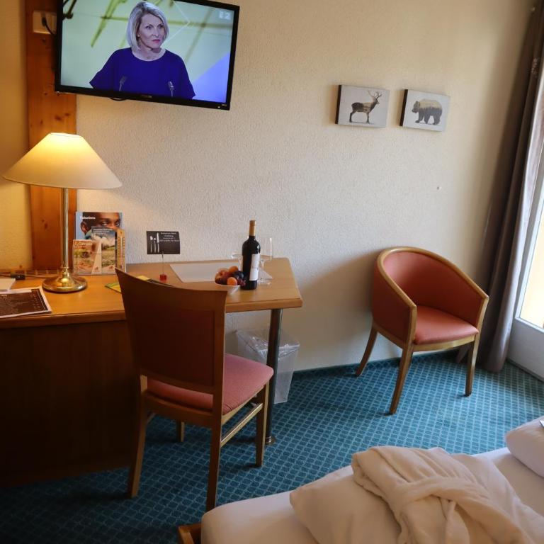 Grichting Hotel & Serviced Apartments - Doppelzimmer mit Balkon - 9