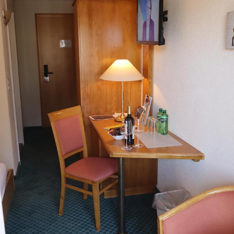 Grichting Hotel & Serviced Apartments - Doppelzimmer mit Balkon - 8
