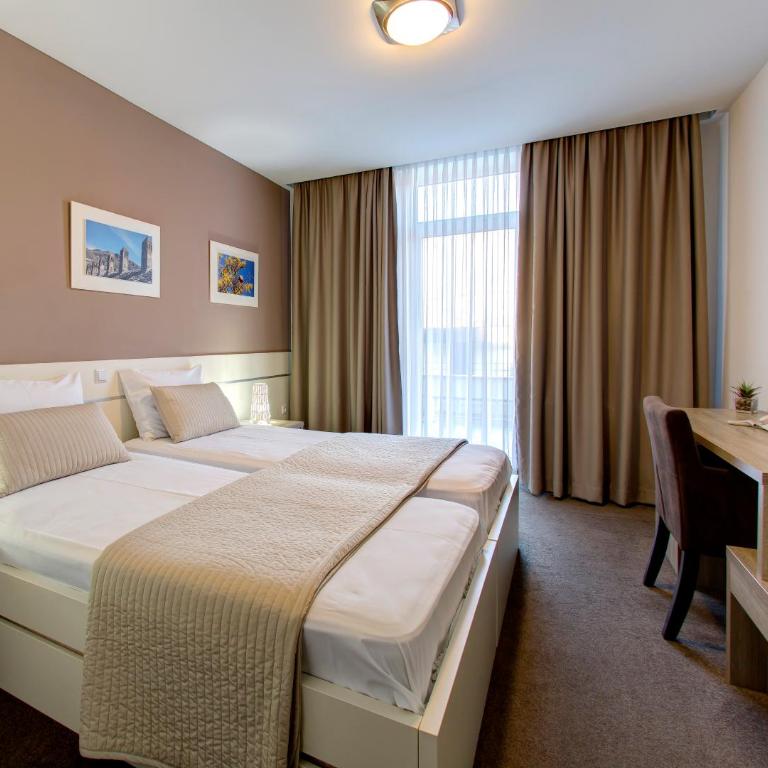 Hotel Argentum - Twin Room with Extra Bed - 20