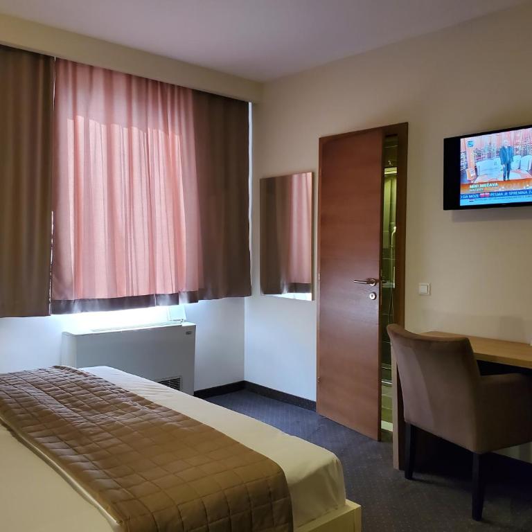 Hotel Argentum - Deluxe Double Room with Extra Bed - 1