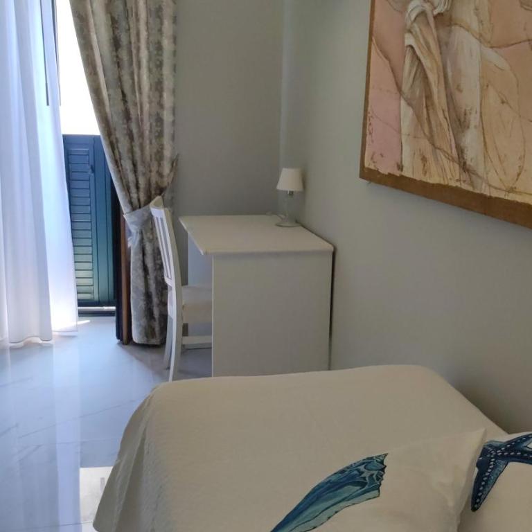 Lipari Suite B&B - Camera Familiare con Vista Interna - 13