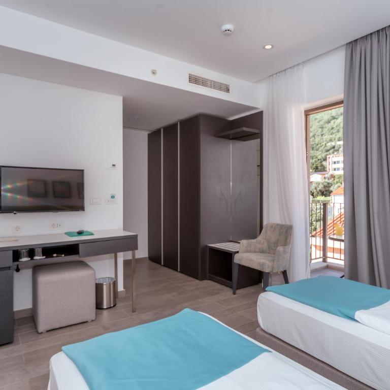 Hotel Eleven - Double Room with Balcony - 6