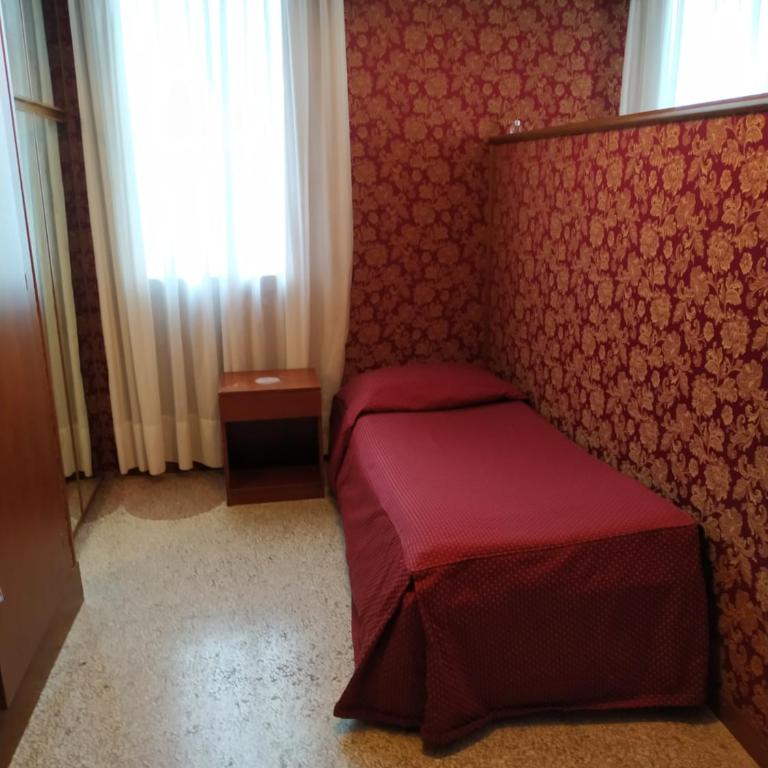 Atlantide Hotel - Twin Room with Private External Bathroom - 2