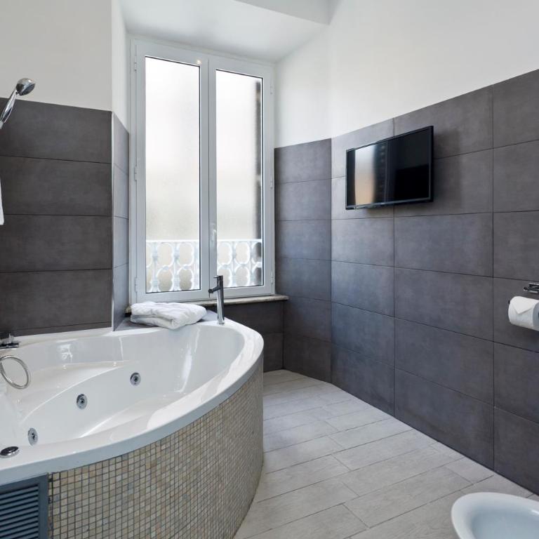 Aeterna Rooms Collection GuestHouse - Suite King con Vasca Idromassaggio - 3