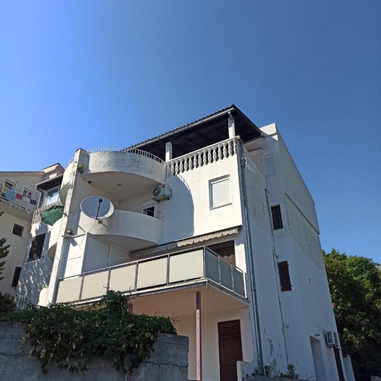 Two-bedroom apartment with parking and sea view - Two-Bedroom Apartment with Balcony and Sea View - 24
