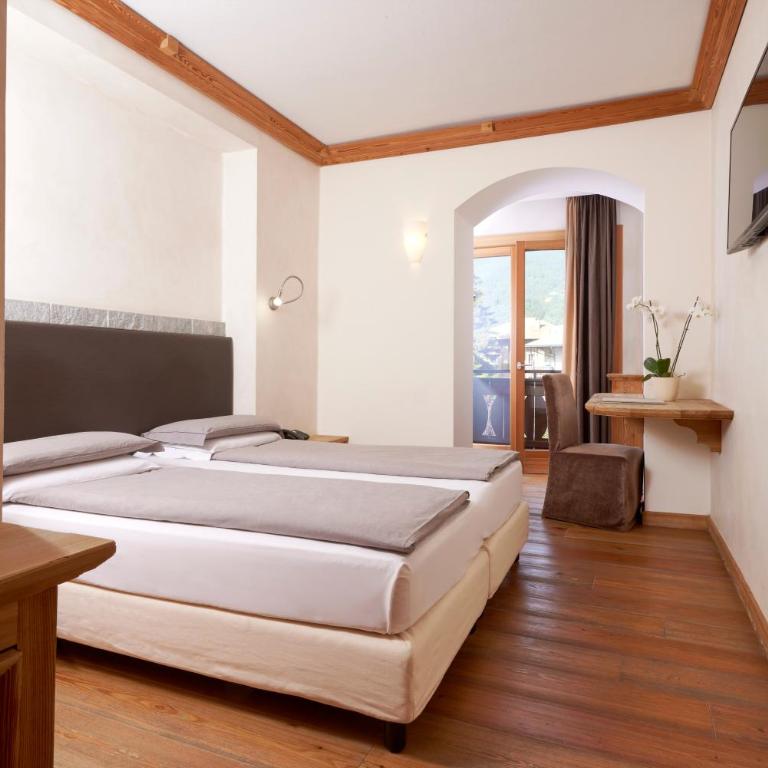 Hotel Rezia - Camera Standard Matrimoniale/Doppia con Letti Singoli con Balcone - 4