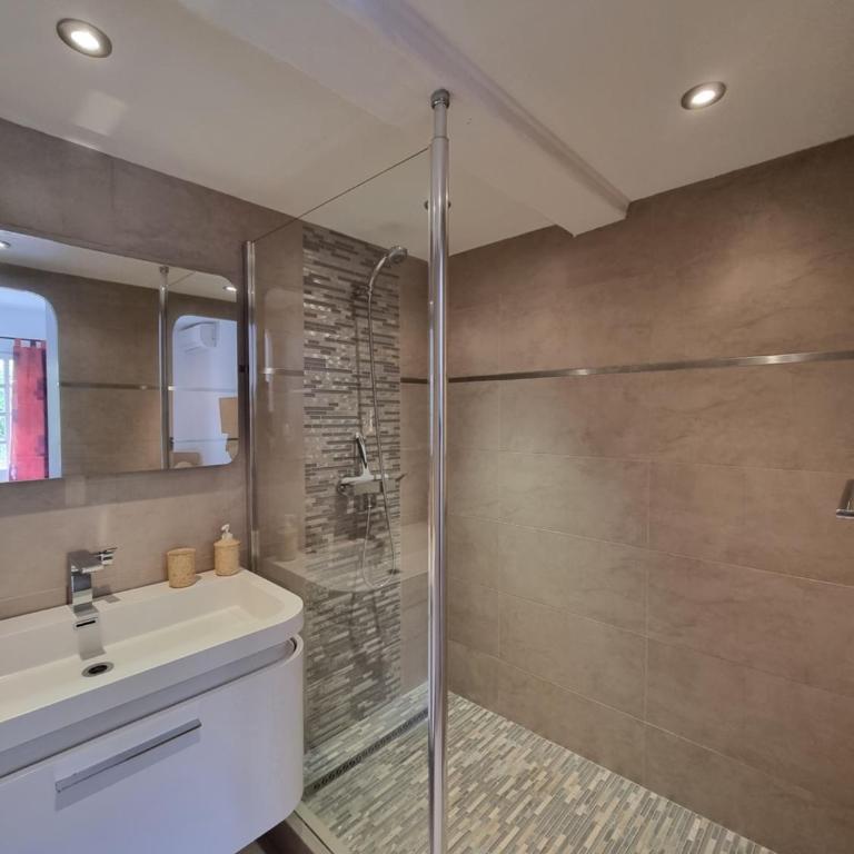 Domaine du Soleil Couchant - Three-Bedroom House - 11