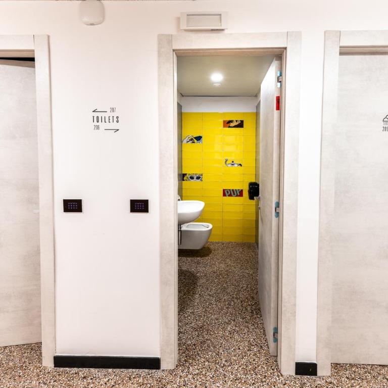 Marathon Hostel - Posto Letto in Dormitorio Misto con 4 Letti e Bagno Esterno Privato - 5