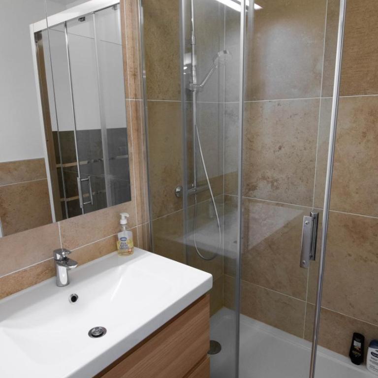 Spacieux appartement avec Balcons, 4 chambres, espace & confort, Centre Gare - Apartment - 12