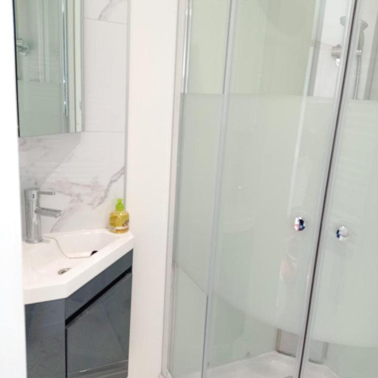 Irziana - Au jardin d'Henriville - Chambre Double avec Salle de Bains Privative - 9