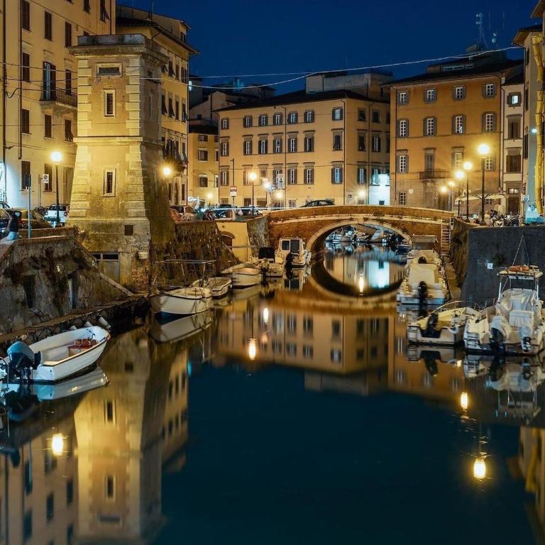 Renovated apartment with 3 bedrooms in an historic palazzo between port and old town - Three-Bedroom Apartment - 3