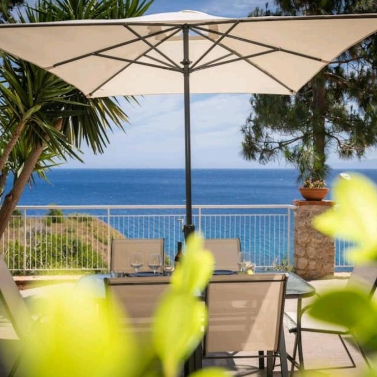 Villa's apartment on the beach, swimming pool A/C - One-Bedroom House - 2