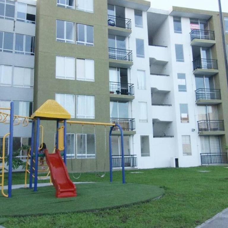 Relájate o teletrabaja en lindo apto, 3 hab y WiFi - Three-Bedroom Apartment - 24