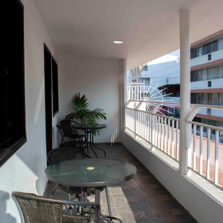 Hotel El Olimpo - Family Room with Balcony - 6