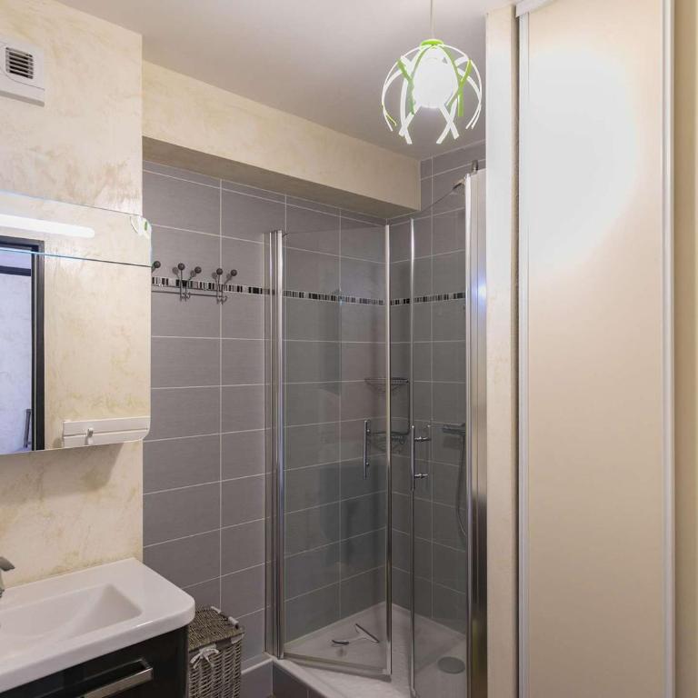 Bel appartement 4 pers, terrasse, parking privé, proche ski et thermes - Apartamento de 1 dormitorio - 5