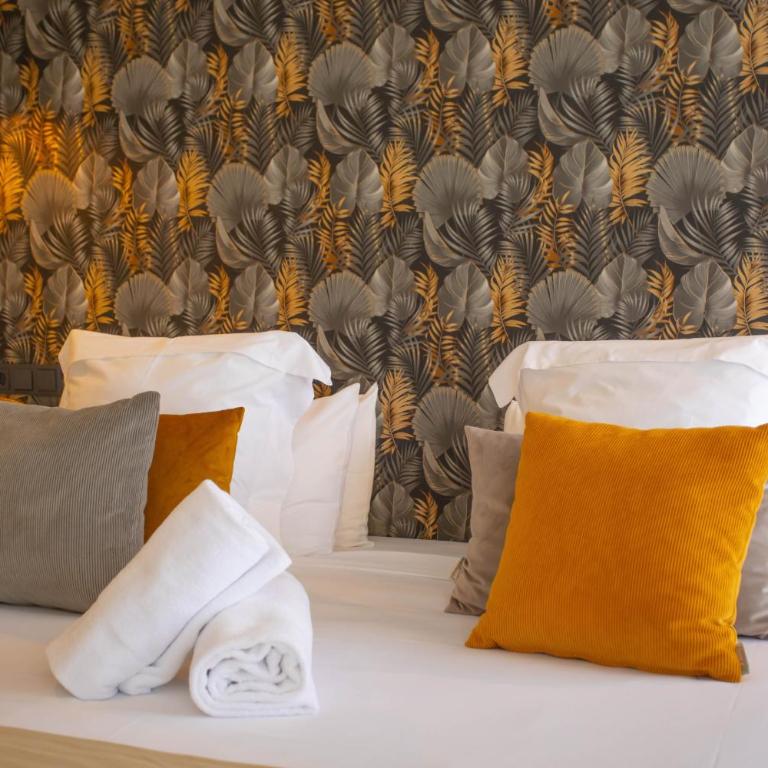 Reina Victoria La Plaza - Square Room - 3