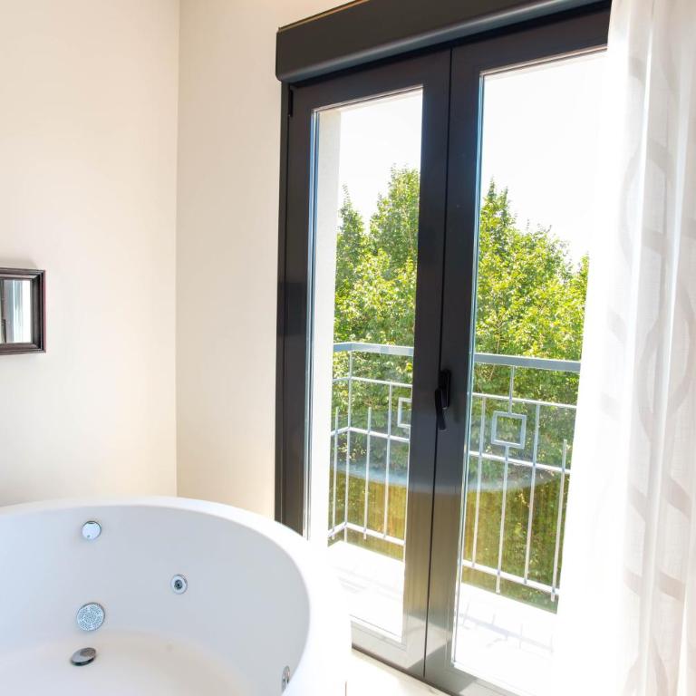 Reina Victoria La Plaza - Deluxe Double Room with Spa Bath - 7