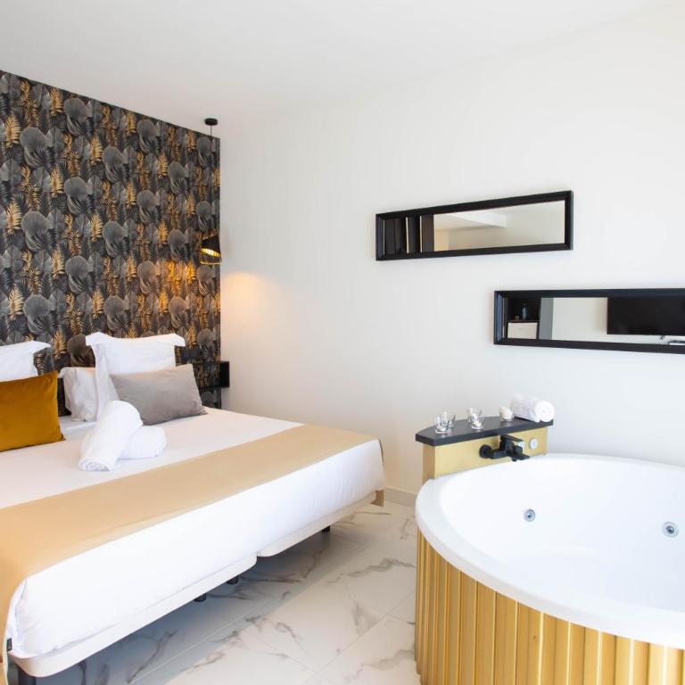 Reina Victoria La Plaza - Deluxe Double Room with Spa Bath - 13