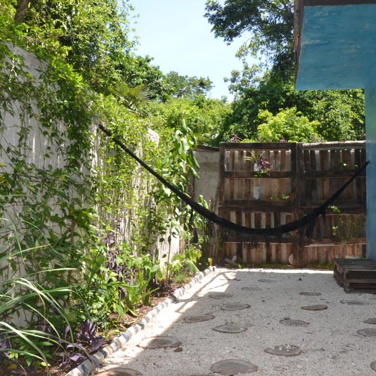 Relaxing comfortable jungle view MEXPLOR Villa Rivera Maya Puerto Morelos POOL-AC-GYM- GATED COMMUNITY - Habitación con cama grande y vistas al jardín - 16