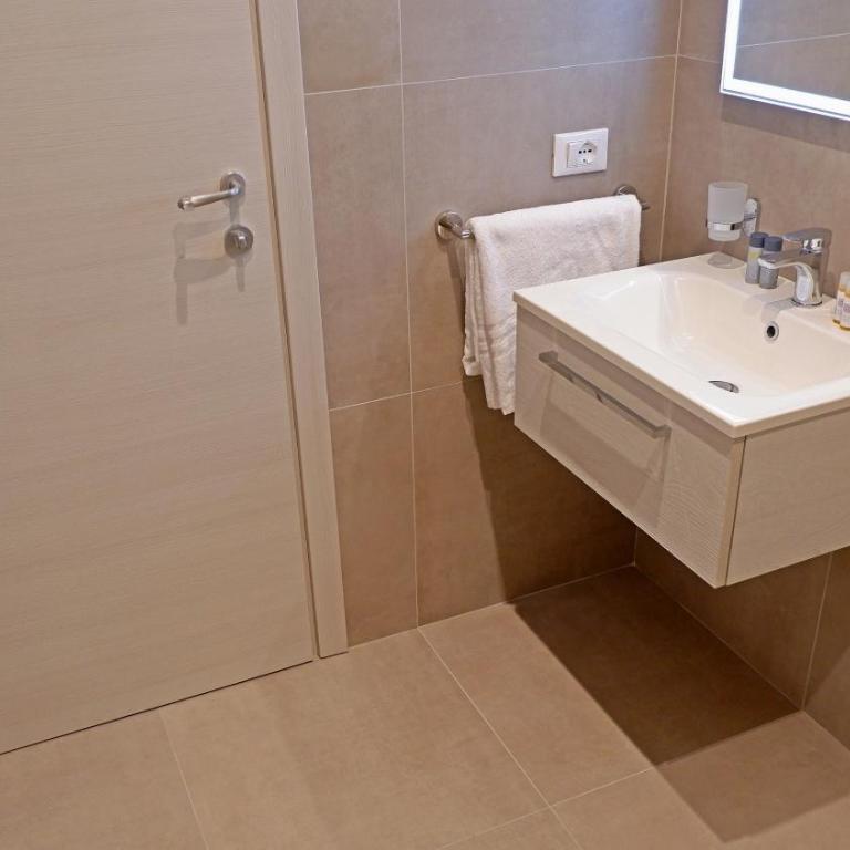 Pianomare Riviera Apartments and Rooms - Camera Matrimoniale/Doppia con Letti Singoli con Bagno Privato - 10