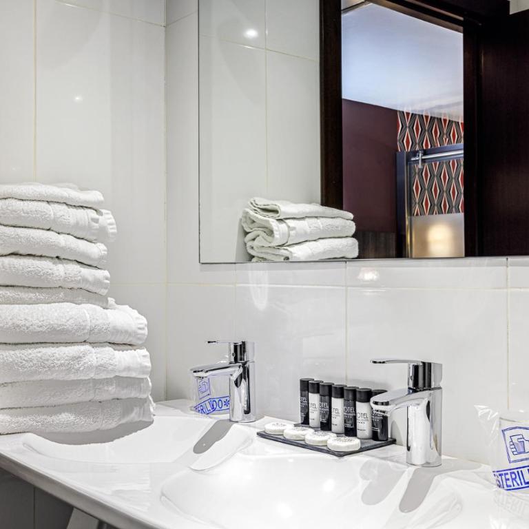 Hotel Ronda Lesseps - Family Deluxe Room - 11