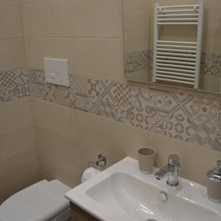 Karina's Rooms - Standard King Room - 3
