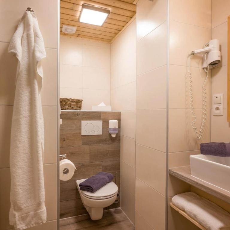 Pension Edelweiss - Doppelzimmer mit Dusche - 24