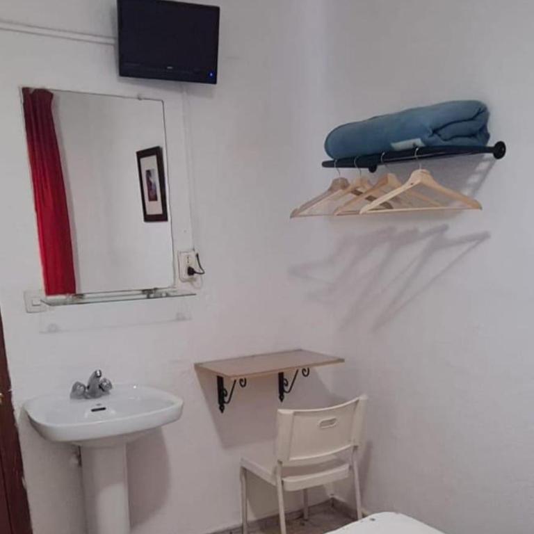 Pensión Rivera - Chambre Double ou Lits Jumeaux avec Salle de Bains Commune et Balcon - 12