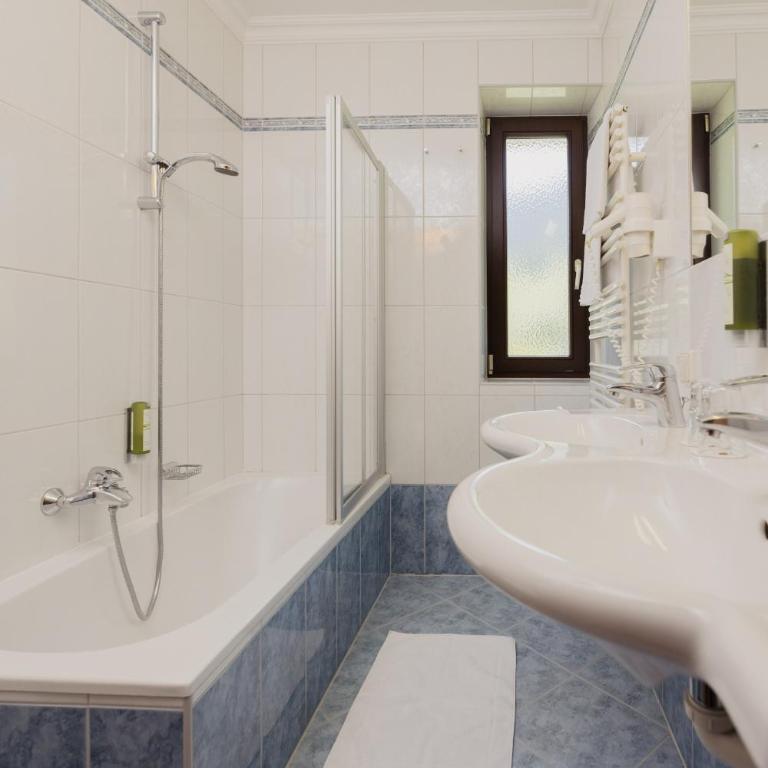 Hotel Tauernhof I Zell am See-Kaprun Sommerkarte inklusive - Dreibettzimmer mit Aussicht - 1