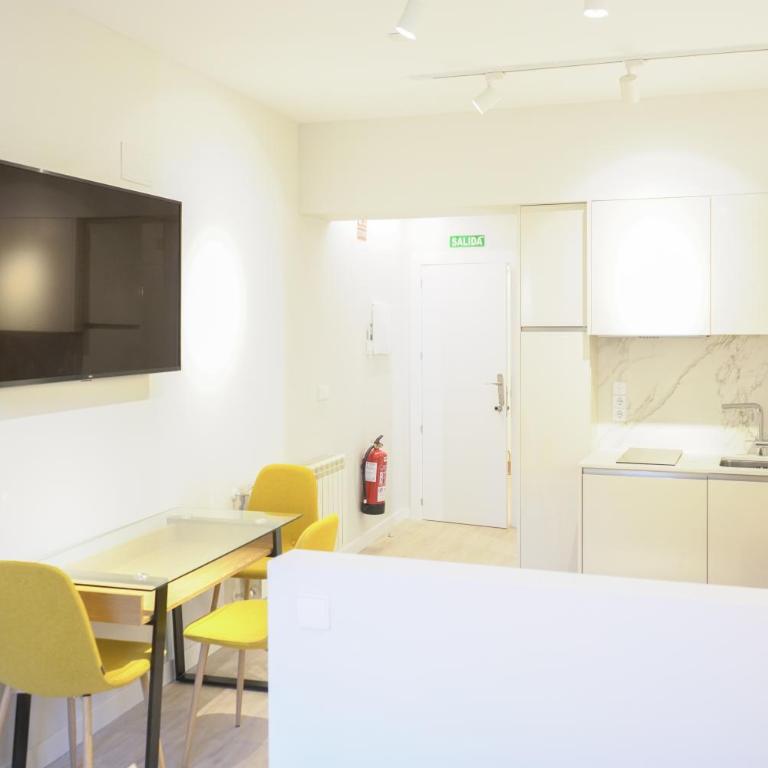 APARTAMENTOS LA FLORA BURGOS todos con aire acondicionado y ascensor - Estudio con balcón - 5
