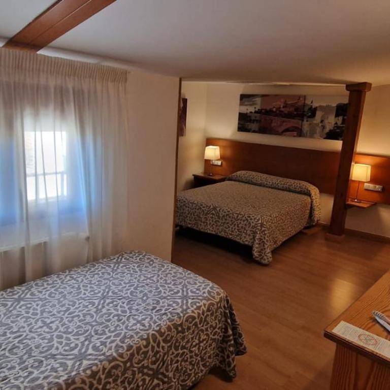 Hostal Santo Tomé - Habitación Doble con cama supletoria - 1 o 2 camas - 8
