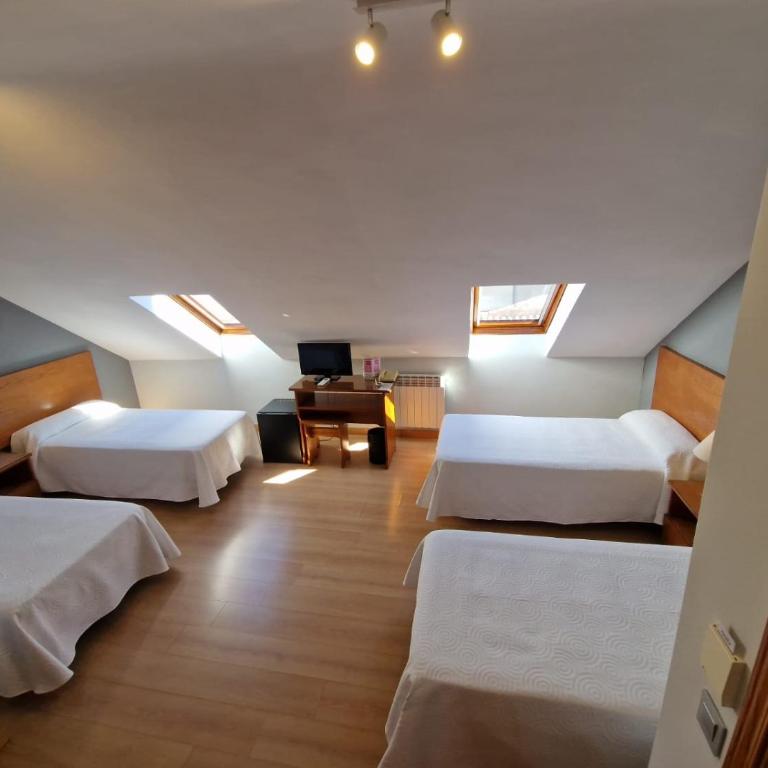 Hostal Santo Tomé - Habitación Doble con cama supletoria - 1 o 2 camas - 9