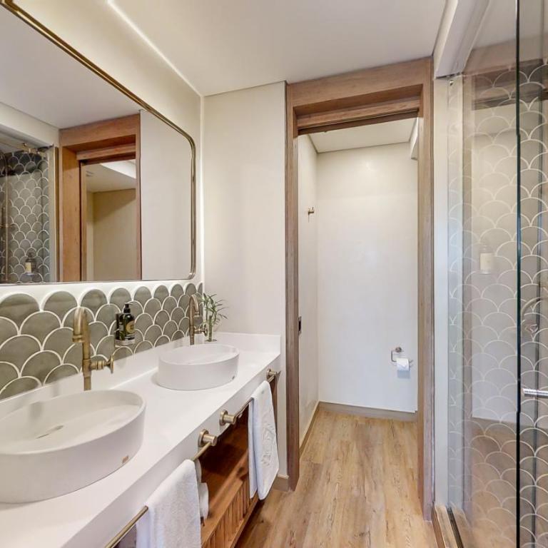 Origen Hotel Boutique - Habitación con cama extragrande y balcón - 4